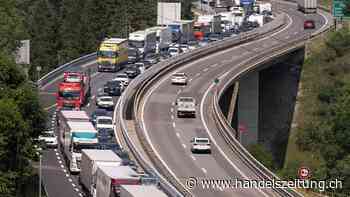 Autos stauen sich am Gotthard auf einer Länge von neun Kilometern