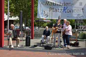 Generationentreff singt auf dem Mathildenplatz