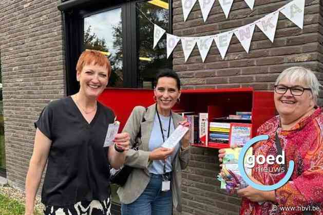 Boekenkastje tegen gevel van woonzorgcentrum Reigersvliet  in Leopoldsburg