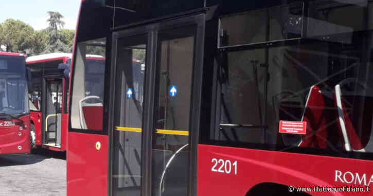 Due telefoni mentre guida, autista Atac segnalato e fotografo da un passeggero