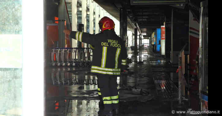 Pareti nere e vetrate in frantumi: le immagini dell’aeroporto di Catania colpito dall’incendio