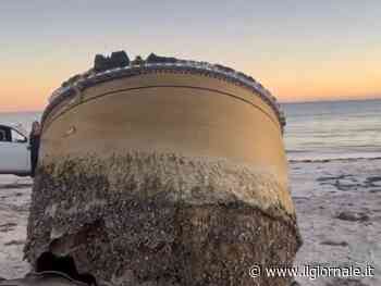 "Origine incerta": il mistero del cilindro metallico ritrovato sulla spiaggia