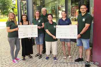 Zum Jubiläum beschenkt Spielmannszug Höxter zwei Vereine