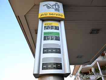 Mentre l’inflazione si assesta al 6,4%, il caro benzina torna a colpire le tasche degli italiani