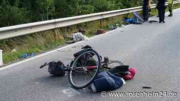 Radfahrer prallt gegen Auto: Mann tot - Unfallhergang unklar