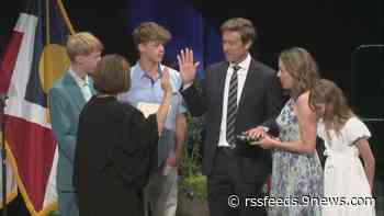Mike Johnston presta juramento como alcalde de Denver