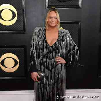 'I don't like it': Miranda Lambert pauses concert to slam fans for 'worrying about their selfie'