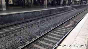 Si distrae al cellulare e sbaglia fermata, torna indietro sui binari e manda in tilt la tratta