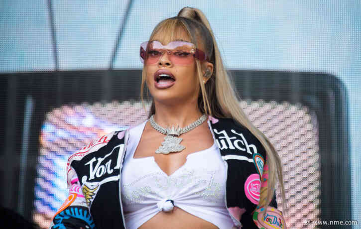 Latto warns fans not to throw things at her on stage: “You’ll get your ass beat”