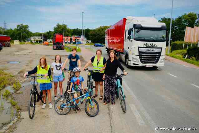 Actiegroep ‘Veilig fietspad N10’ ontwaakt door vertraging van project aan rotonde Fabiola: “We blijven maar over die moordstrookjes rijden”