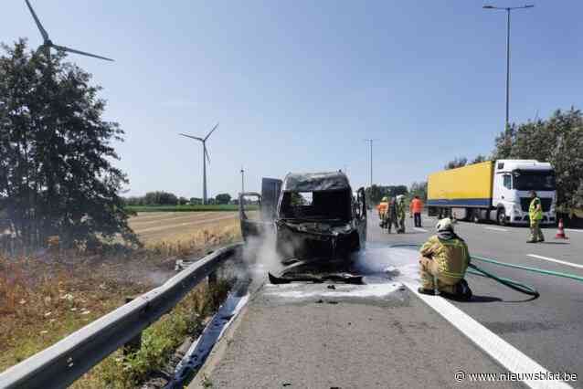 Tuinaannemer ziet bestelwagen in vlammen opgaan op E17