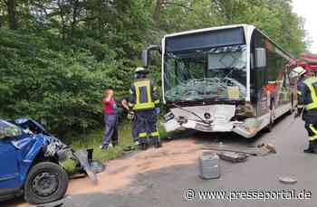FW Celle: PKW gegen Bus - Unfall auf der B214