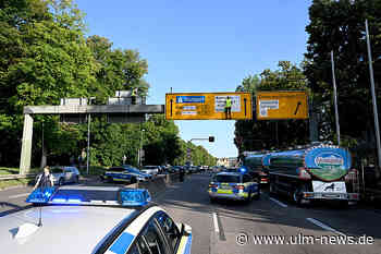 Zwei Klimaaktivisten überkleben Schilder und stören Verkehr in Ulm