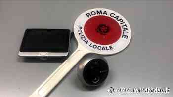 La telecamera per vedere i clienti: la base dello spaccio di un giovane è una casa popolare