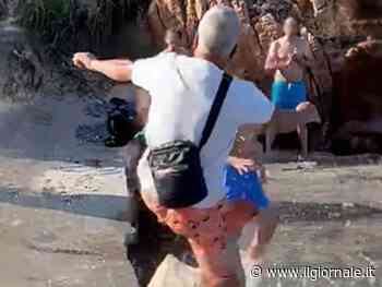 Calci e pugni in spiaggia: il video choc