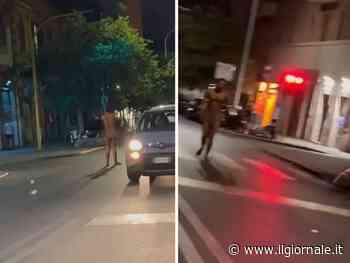 Un folle passeggia nudo per Roma