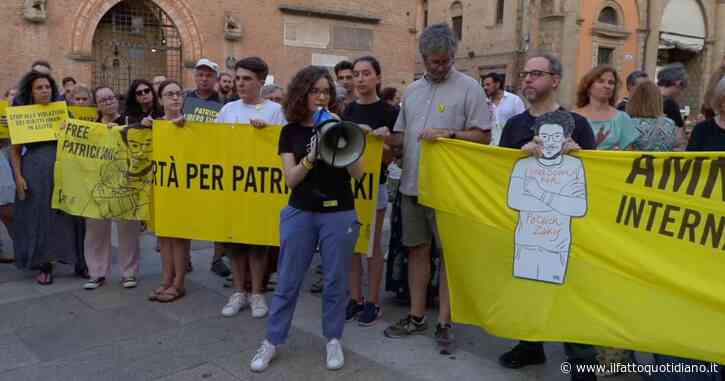 Bologna, manifestazione per Patrick Zaki. Il coro di colleghi, amici e attivisti: “Continuiamo la nostra lotta”