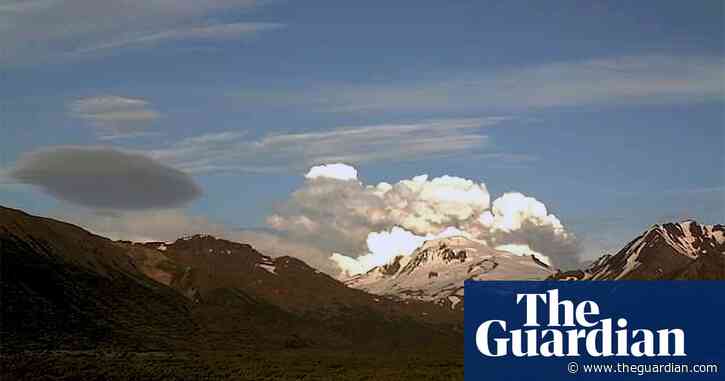 Erupting Alaska volcano spews large ash cloud, prompting warnings to pilots