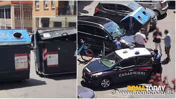 Manca la corrente da oltre 14 ore, i residenti occupano la strada con i cassonetti: arrivano polizia e carabinieri