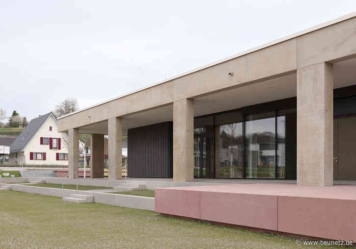 Kolonnaden und Hügeldach - Bürgerhaus in Kippenheim von K9 Architekten