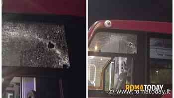 Sassaiola dal campo rom: spaccati i vetri di due autobus