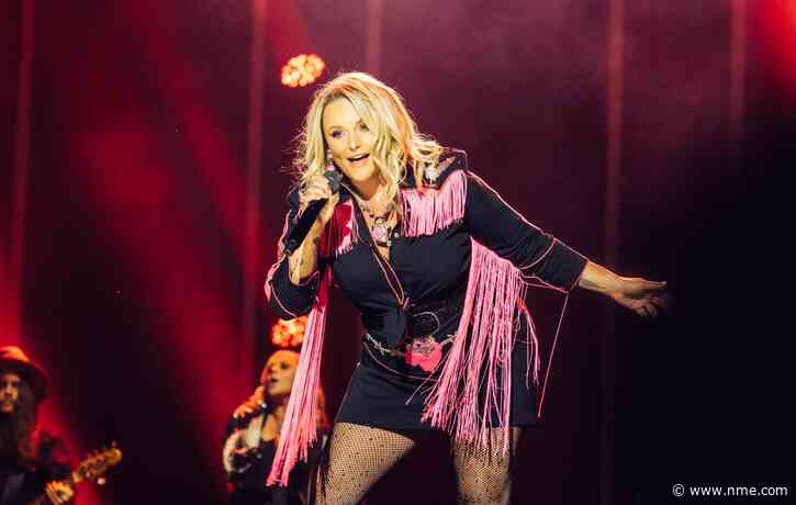 Miranda Lambert halts concert to call out fans for taking selfies