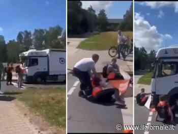 Camionista perde la pazienza: così forza il blocco stradale degli eco gretini