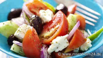 Leichter griechischer Bauernsalat zum Grillen