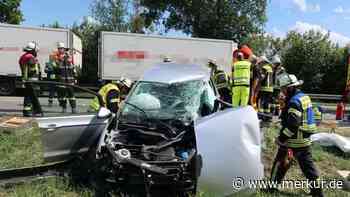 Zusammenstoß mit Lkw: Tödlicher Unfall auf der B471
