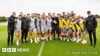 Wimbledon champ celebrates win with Wolves players