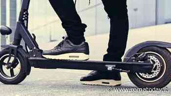 Esce per andare al lavoro e muore dopo incidente in monopattino. L'ipotesi dell'asfalto dissestato
