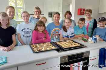 Kinder in Steinhagen basteln Buchcover und backen Halunkenbrötchen