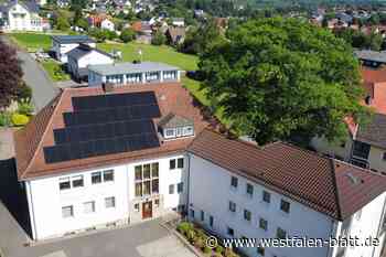 Photovoltaik mit Speicher auf dem Dach des Rathauses