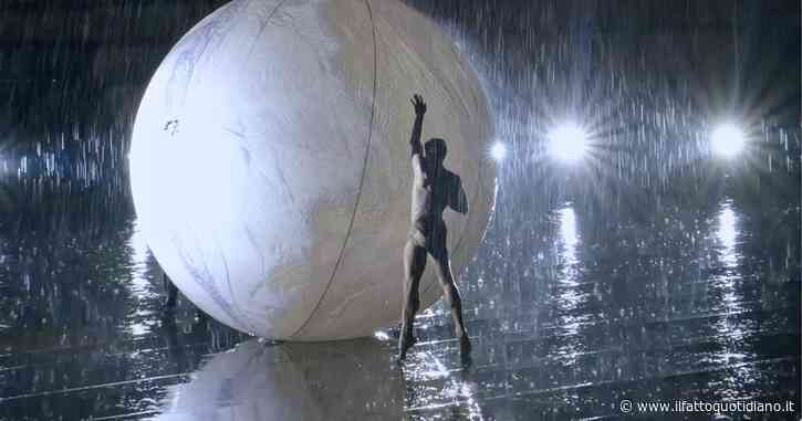 La pioggia non ferma Roberto Bolle all’Arena di Verona: la performance sotto l’acqua è ancora più suggestiva