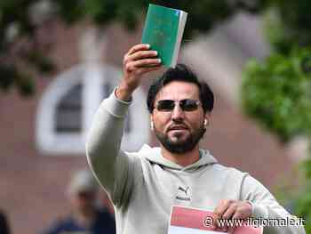 Chi è Salwan Momika, il rifugiato iracheno che brucia e calpesta il Corano in Svezia