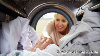 Drei Hausmittel, die Deo-Flecken auf der weißen Bluse verschwinden lassen