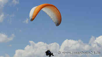 Gleitschirmflieger bleibt in Baum bei Grainbach hängen