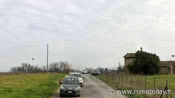 La strada è stretta, il traffico è in tilt. Per allargarla i privati potrebbero chiedere di costruire di più a Cecchignola