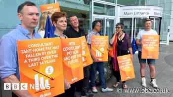 Senior doctors stage first strike in a decade