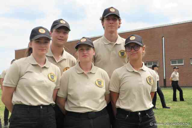 Leerlingen campus De Brug offeren vakantiedagen op om mee te marcheren in defilé op nationale feestdag: “Dit scherpt onze teamspirit aan”