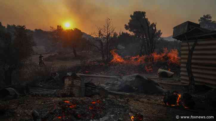 Heat wave intensifies wildfires in Greece, international firefighting teams mobilize to assist