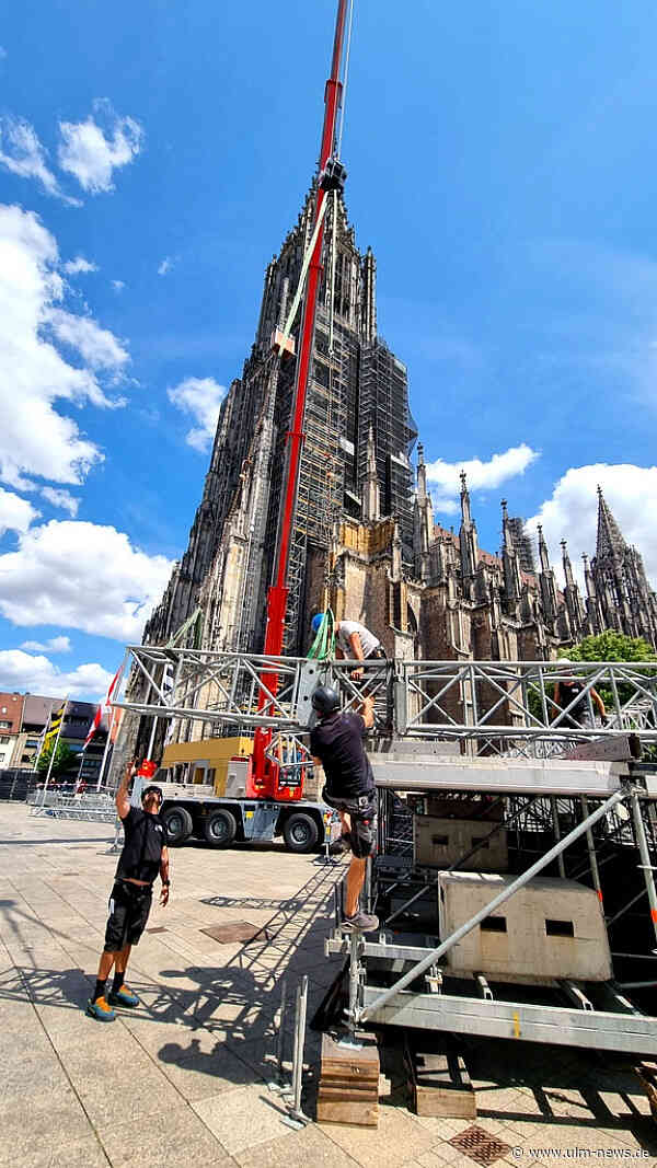Aufbau der Bühne für die Konzerte auf dem Münsterplatz läuft - Die Fantastischen Vier und Leony live in Ulm