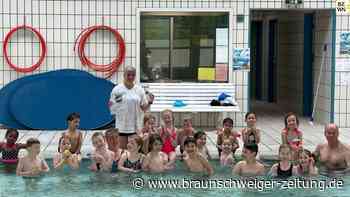 Kindergartenkinder lernen mit „Flippie“ schwimmen