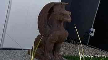 Stranger helps reunite couple with stolen 300-pound griffin statue