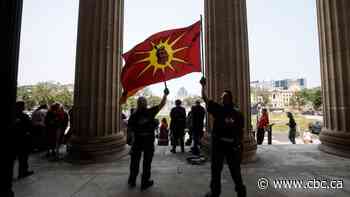 Former judge calls on Ottawa to sidestep Manitoba and launch search of landfill for women's remains