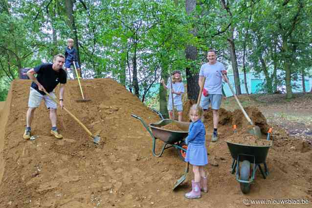 BMX’ers leggen zelf nieuw parcours aan naast vroegere NAVO-hallen in Weelde-Depot