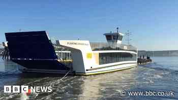 Cowes Floating Bridge: Ferry still out of service after software glitch