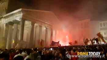 L'As Roma compie 96 anni: la festa dei tifosi tra cori e fumogeni. Video e foto