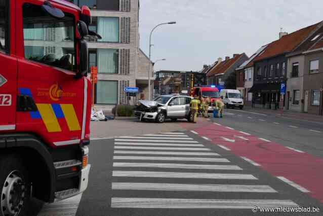 Twee lichtgewonden bij zware aanrijding op kruispunt Oudenaardsesteenweg-Gaversesteenweg