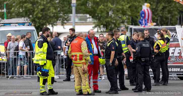 Auto erfasst bei Show in Hannover Menschengruppe